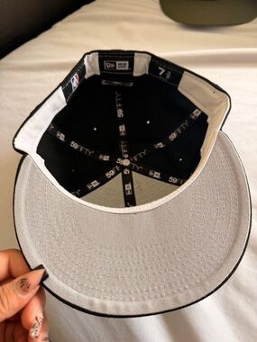 New Era 59FIFTY Fitted Cap in Black and Gray Undervisor